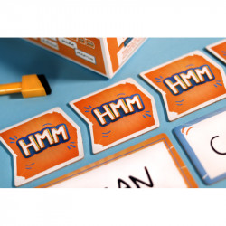 Casque Chèque Chat, Iello : un party game phonétique à fort potentiel d’ambiance